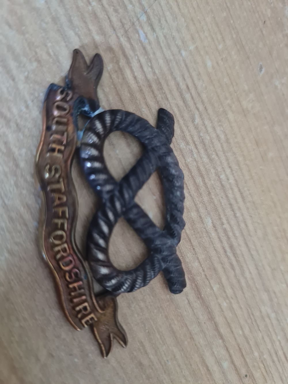 Lot 364: WW2 SOUTH STAFFS CAP BADGE