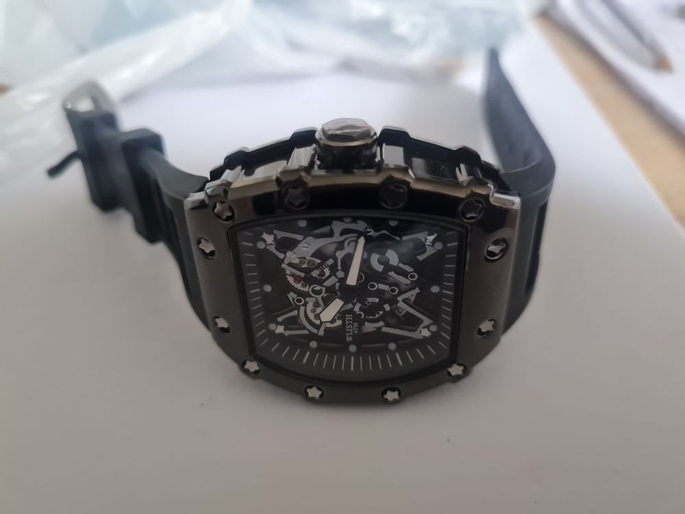 Lot 74: Gents large quartz watch new