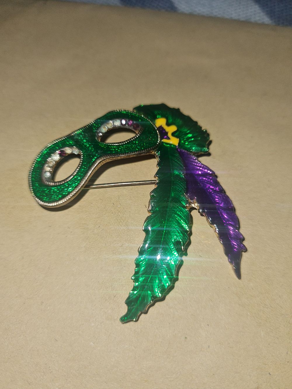 Lot 144: Statement brooch