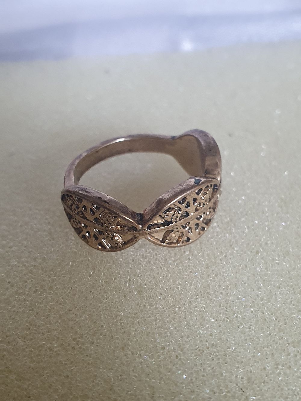 Lot 148: Ladies small ring