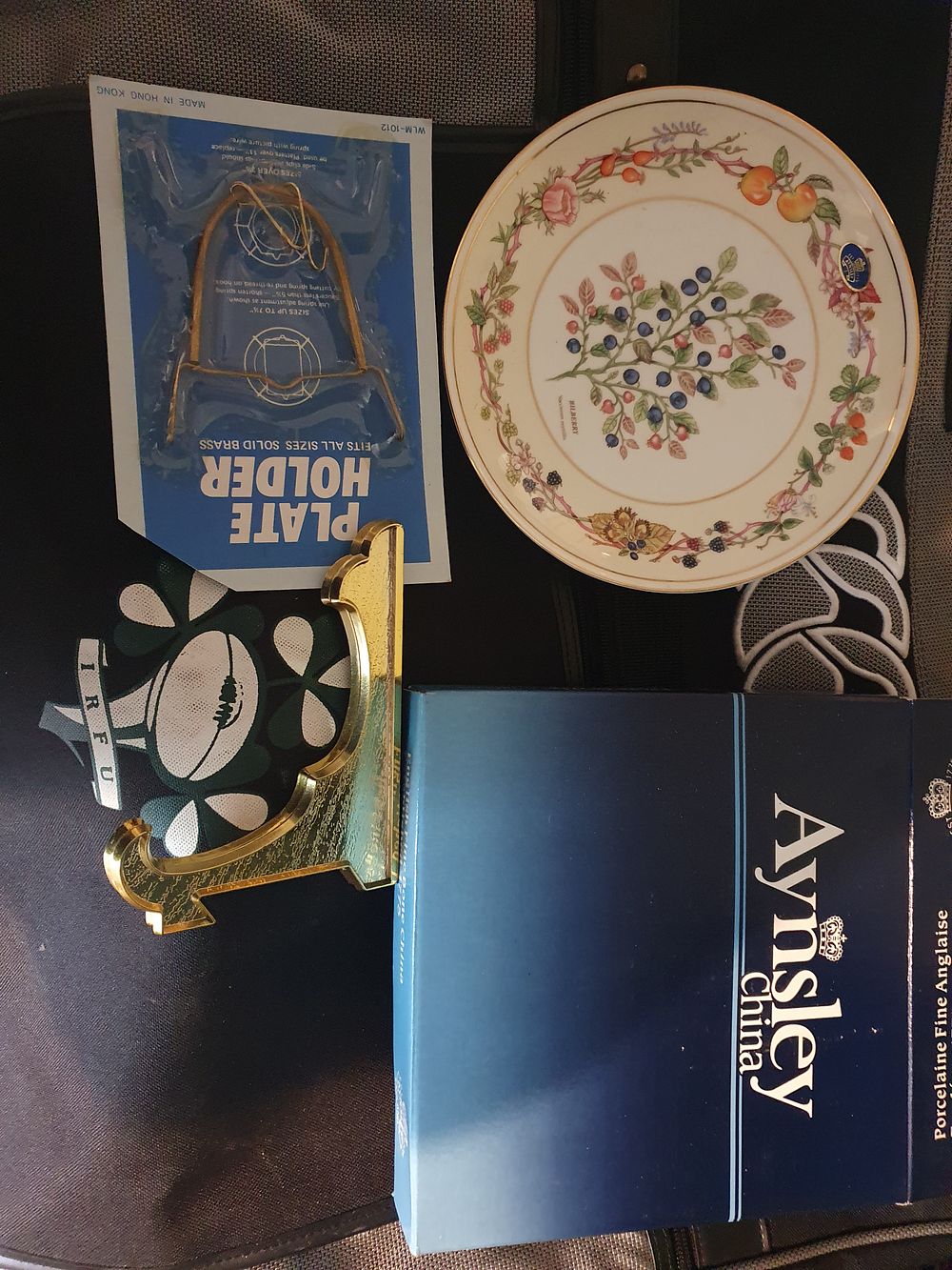 Lot 169: Boxed aynsley China with accs