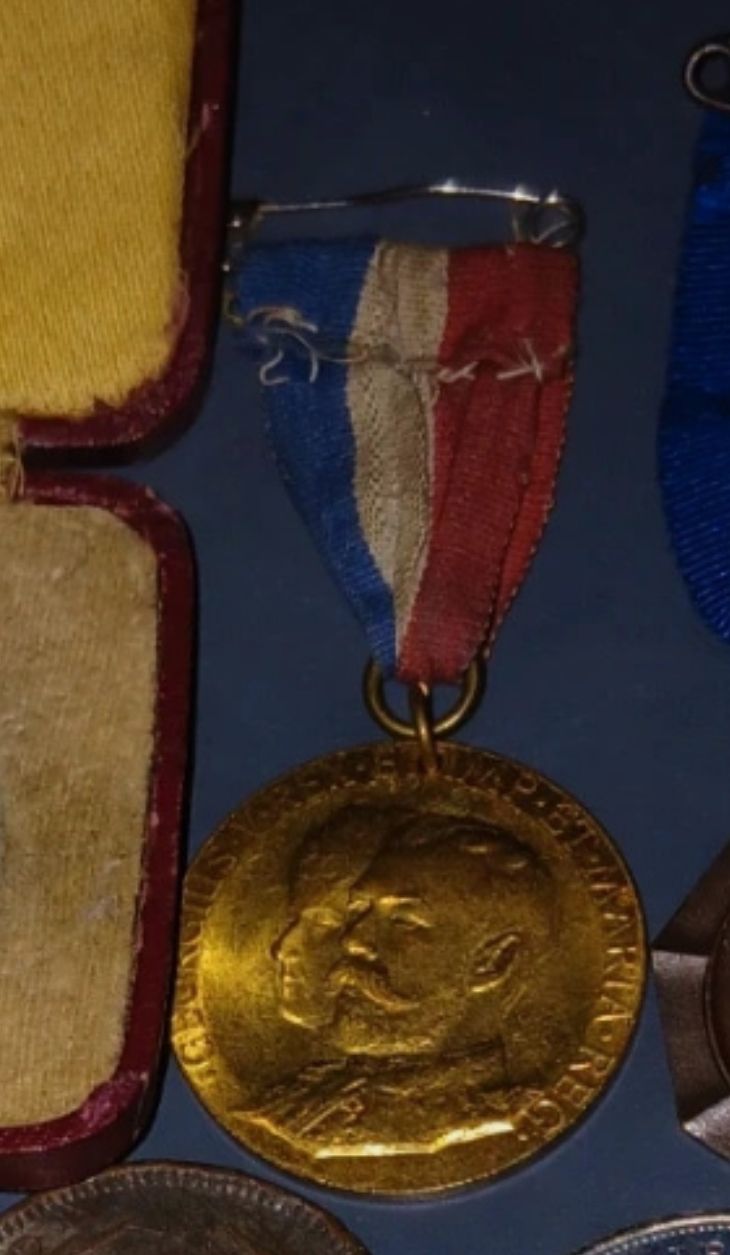 Lot 239: Vintage medal