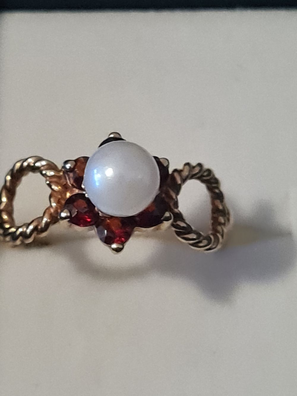 Lot 259: Vintage 9ct gold and garnet ring