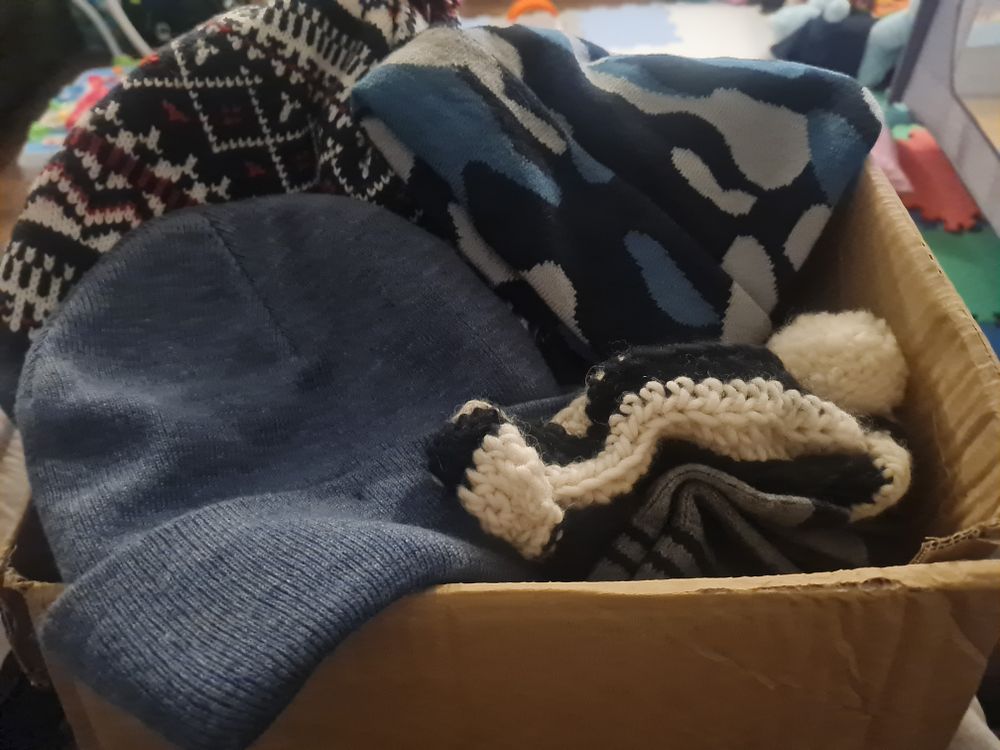 Lot 271: Box full of hats