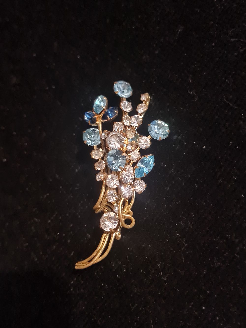 Lot 302: Vintage gem brooch
