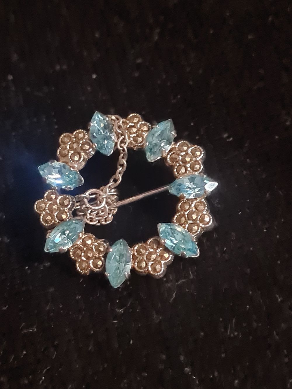 Lot 303: Vintage gem brooch