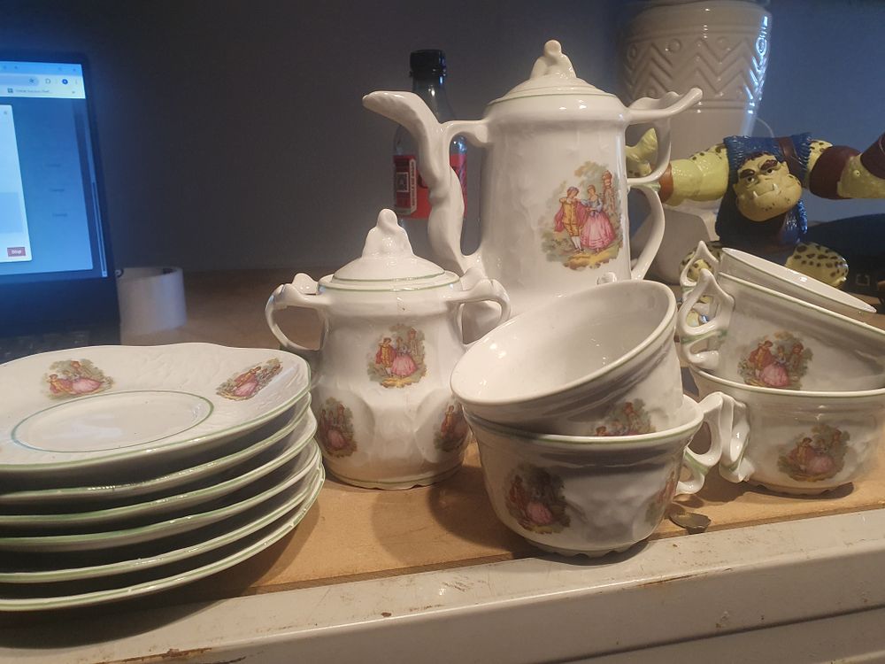 Lot 15v: Vintage teaset