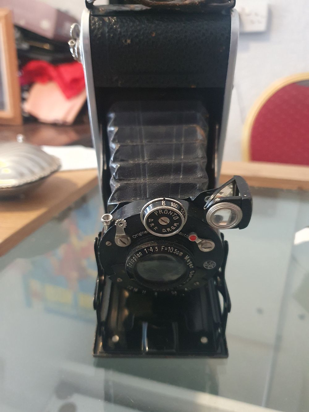 Lot 354: Vintage pronto penguin camera