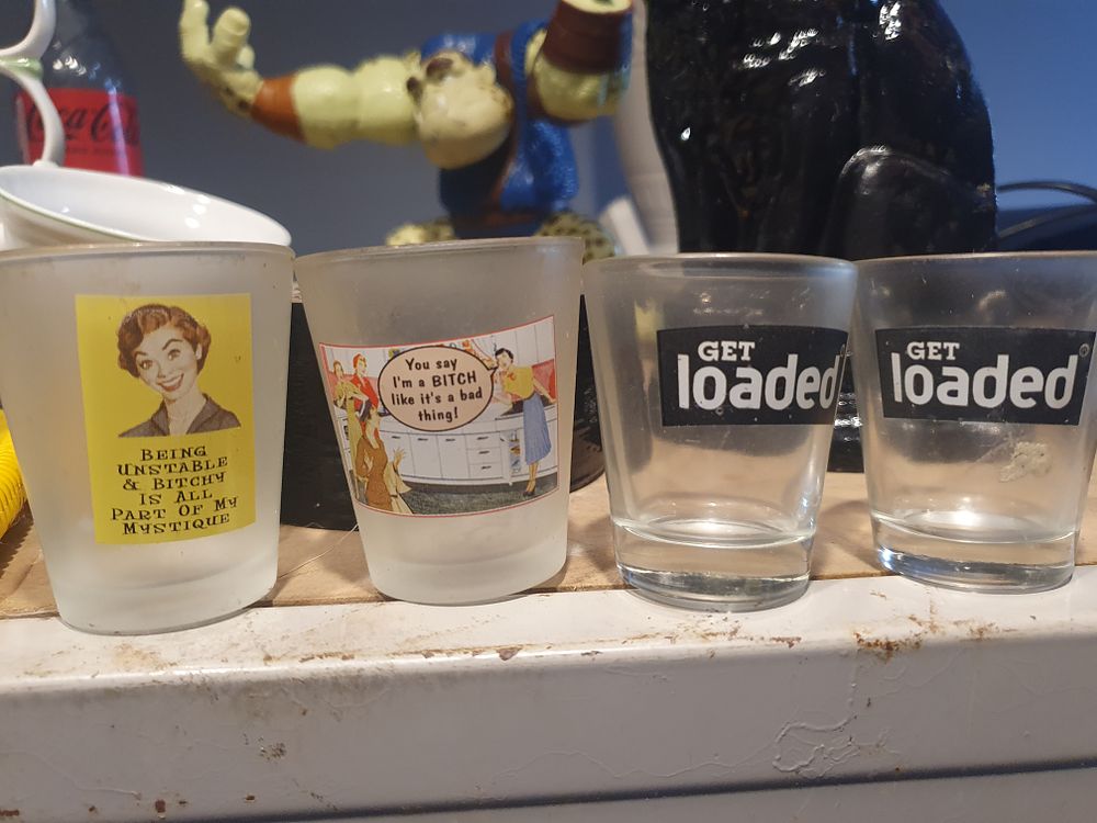 Lot 122z: 4 shot glasses