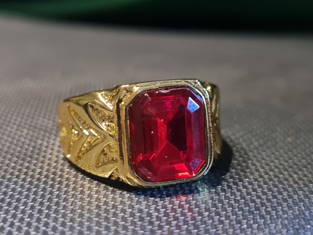 Lot 367: Large gents red.stone ring