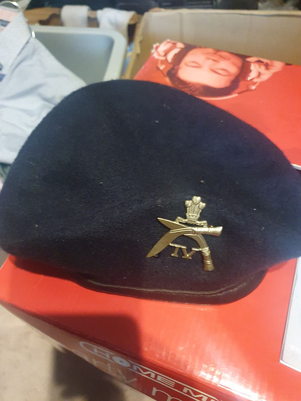 Lot 375: 4th Prince of Wales Gurkha Rifles Regiment 2 lug cap badge with berat