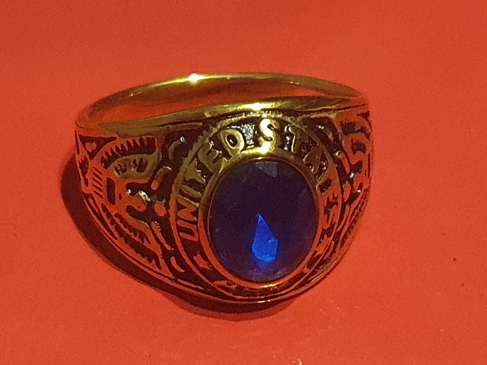 Lot 383: Large blue stone ring gents