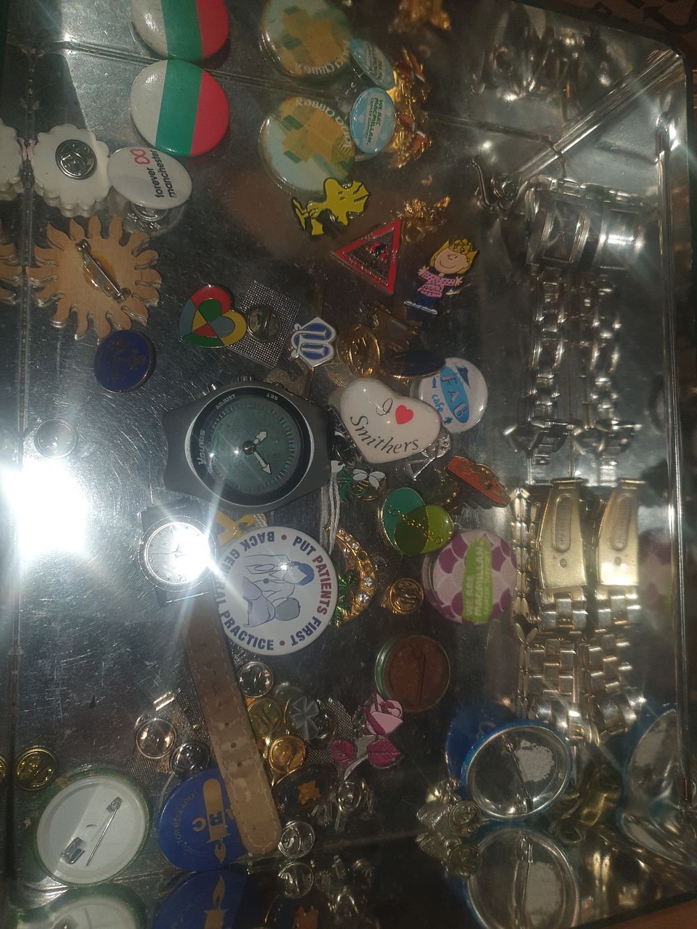 Lot 333p: Large lot of mix badges etc
