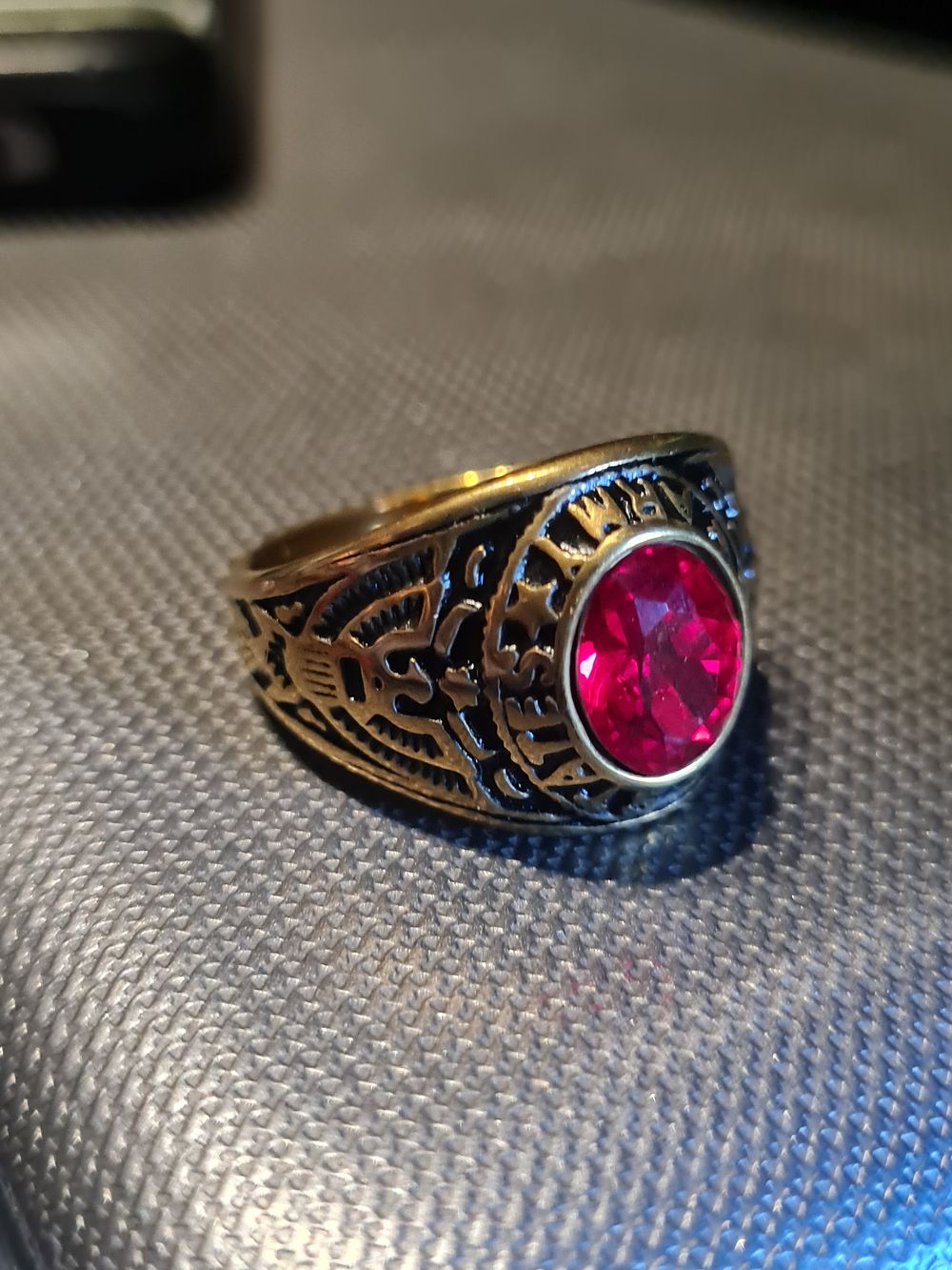 Lot 125: Large ring stone ring
