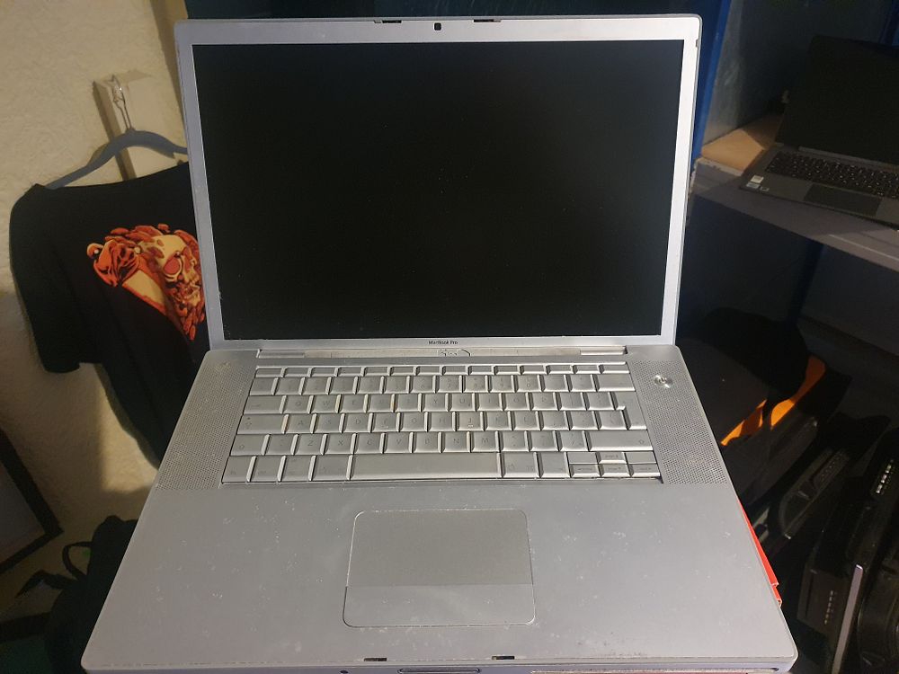 Lot 145: Mac book pro laptop