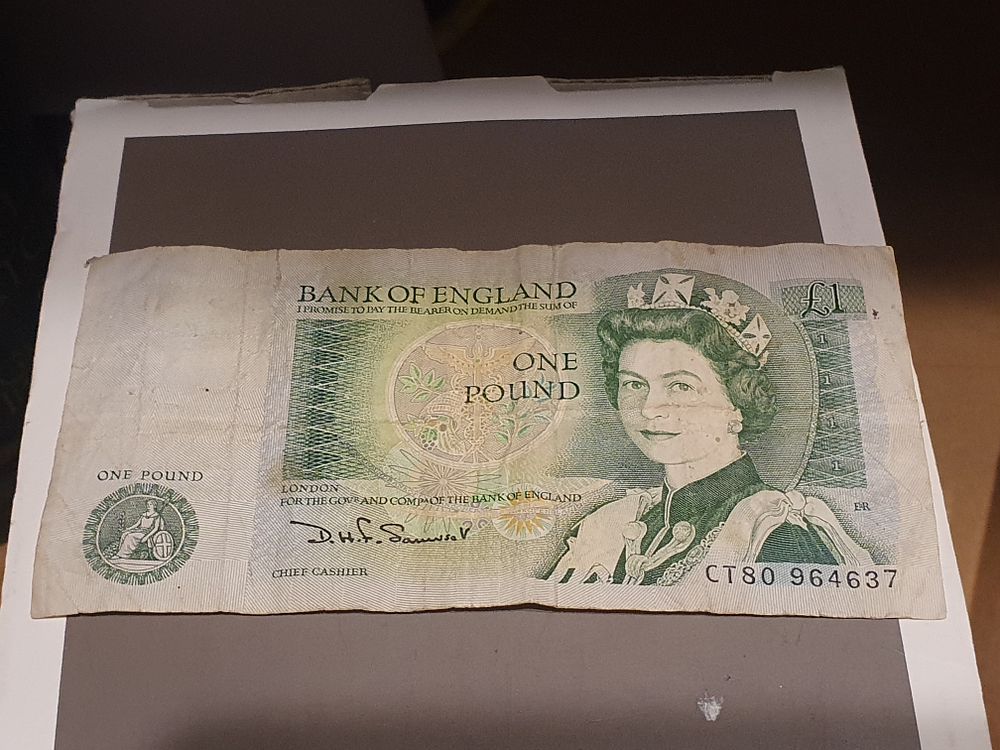 Lot 186: Bank of England old one pound note