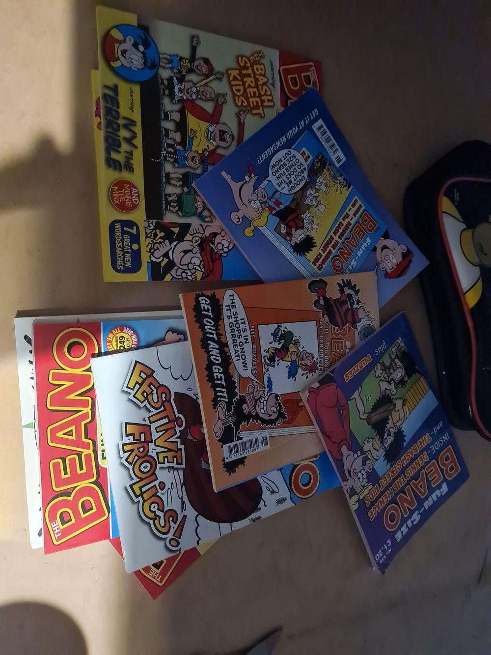 Lot 208: Beano comic bundle