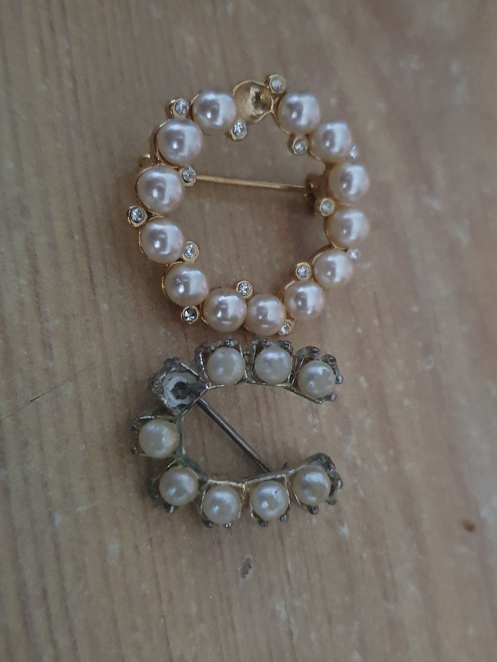Lot 274: Vintage brooches
