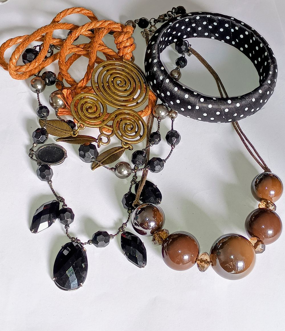 Lot 276: Necklace & Bracelet lot