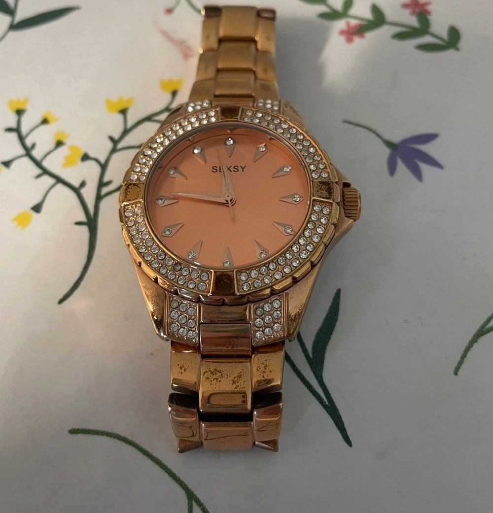 Lot 440: Ladies watch