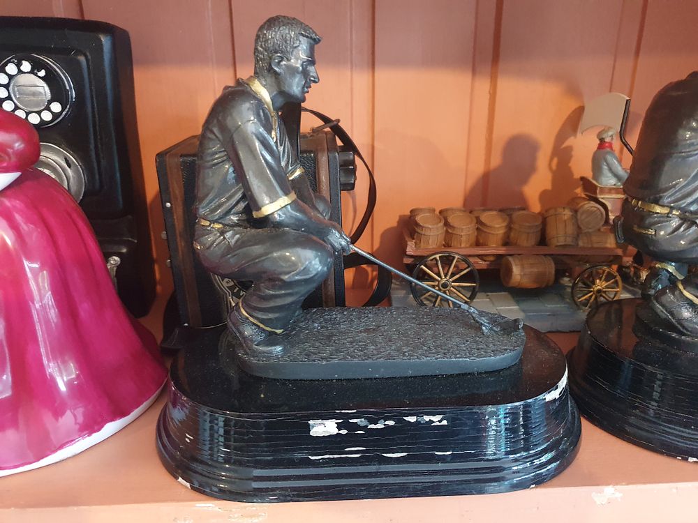 Lot 465: Golf figure