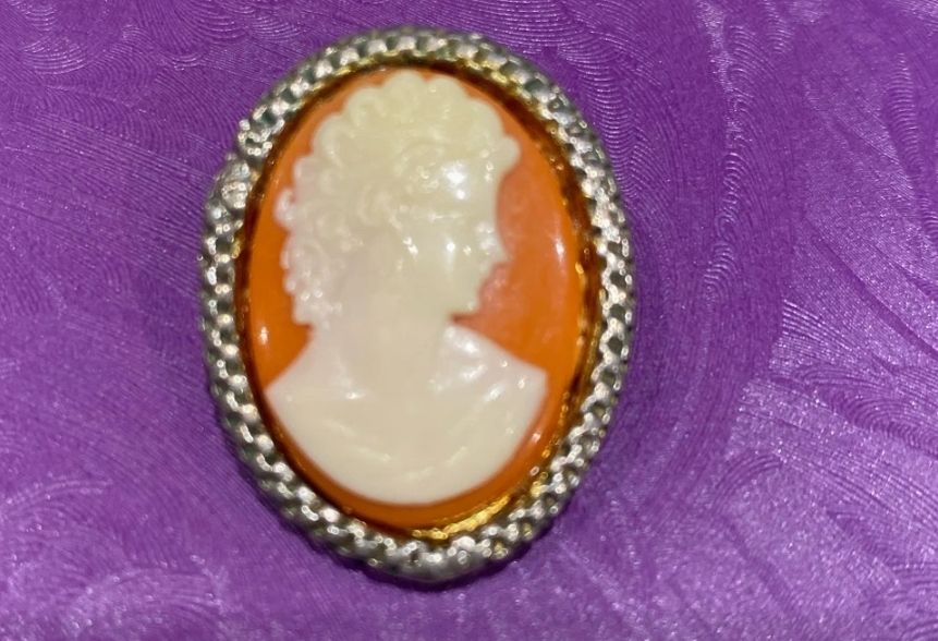 Lot 103: Cameo broach