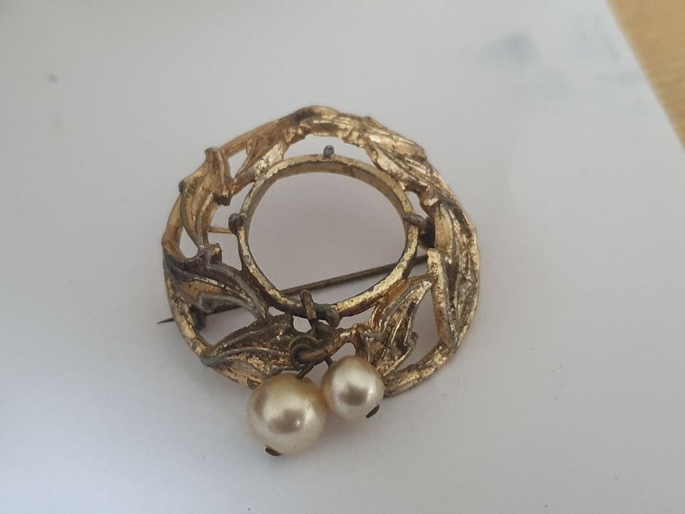 Lot 159: Vintage broach