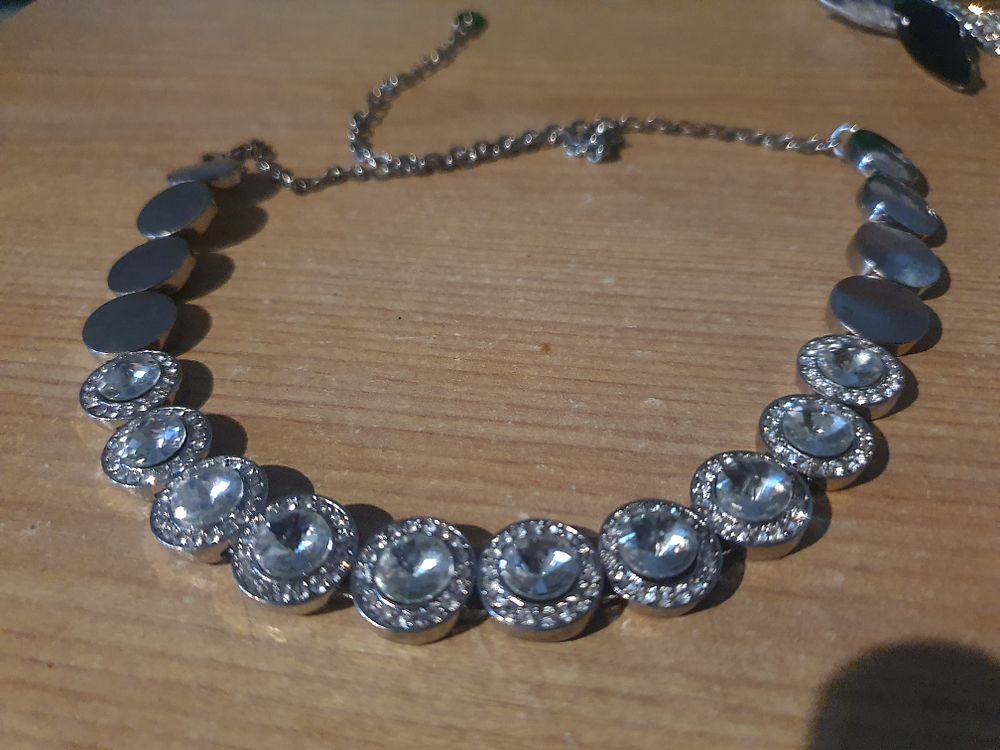 Lot 205: Beautiful Ladies chain diamante