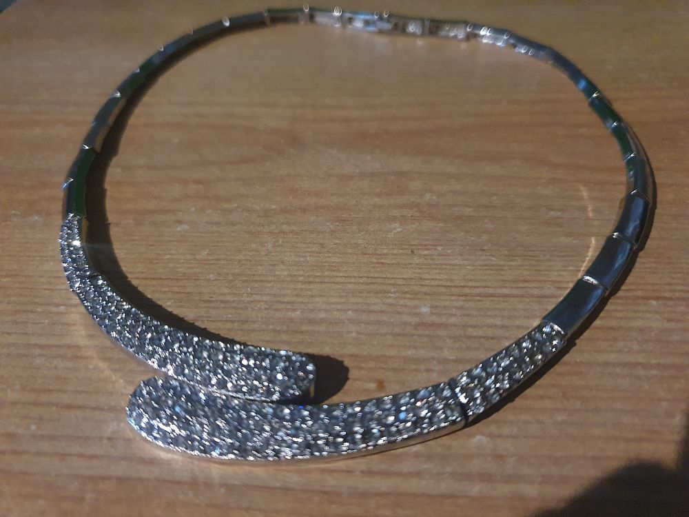 Lot 207: Ladies chain