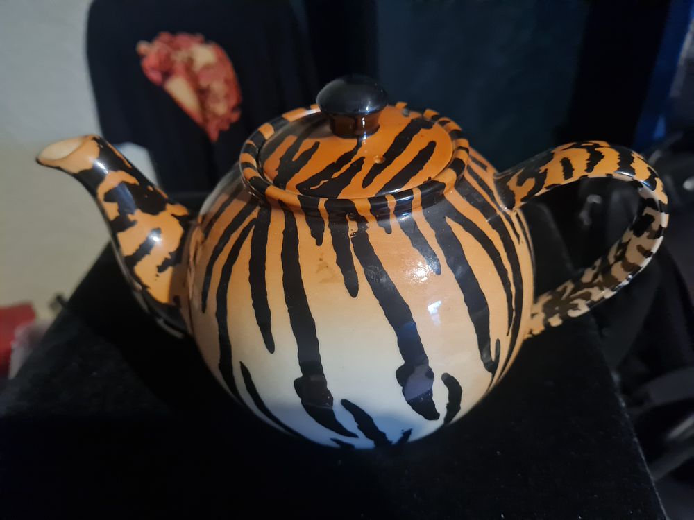 Lot 231: Tiger teapot