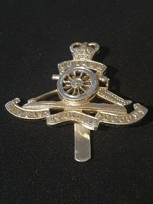 BRITISH ARMY ROYAL ARTILLERY BERET QUEEN'S CROWN METAL CAP BADGE