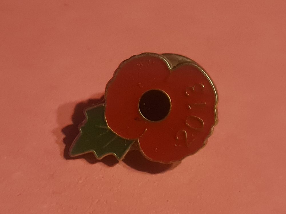 Lot 273: Poppy badge