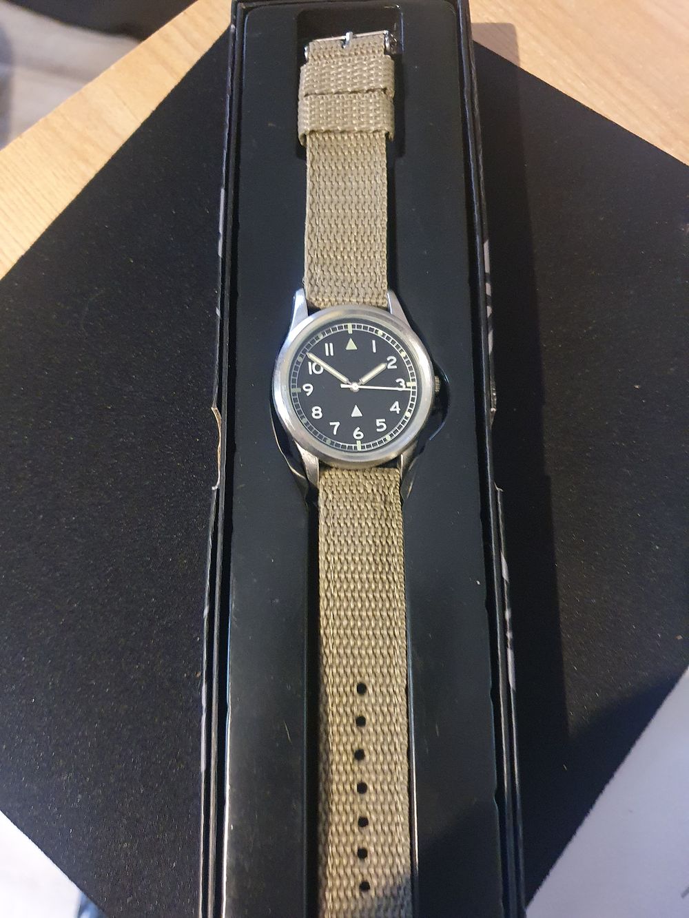 Lot 327: Boxed raff watch