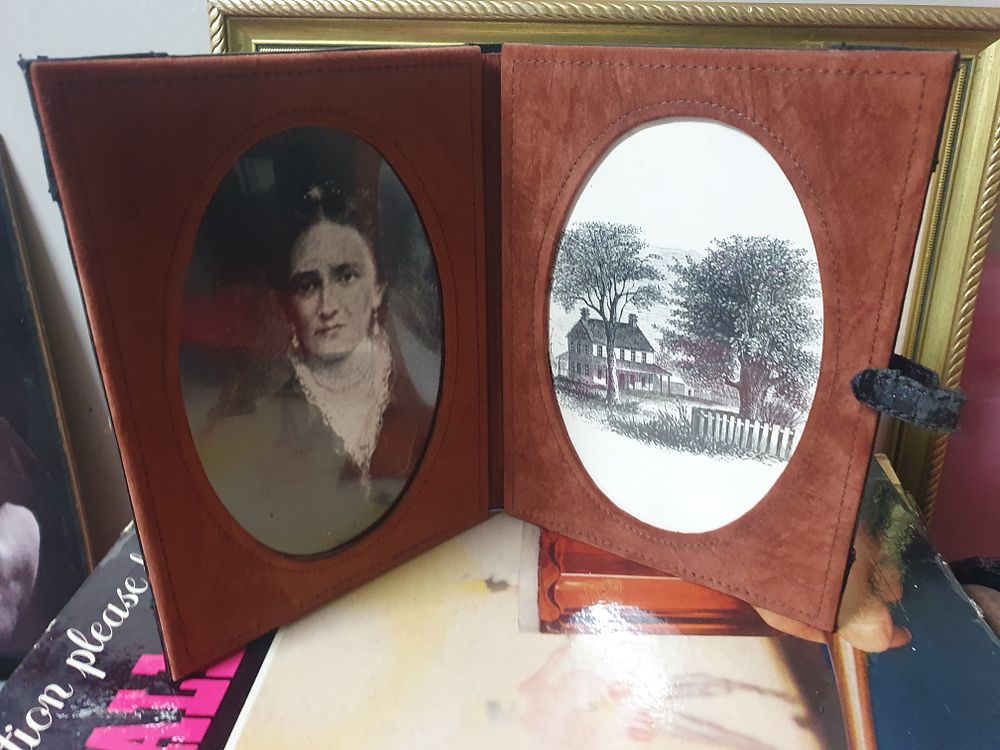 Lot 25a: Vintage Frame photo