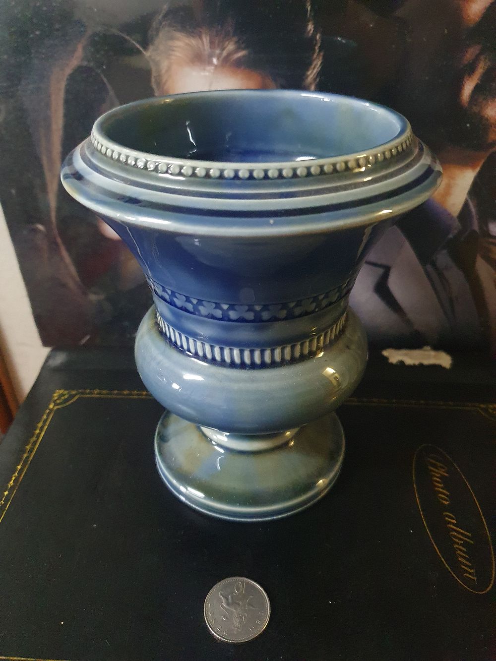 Lot 99q: Large irish porcelain urn