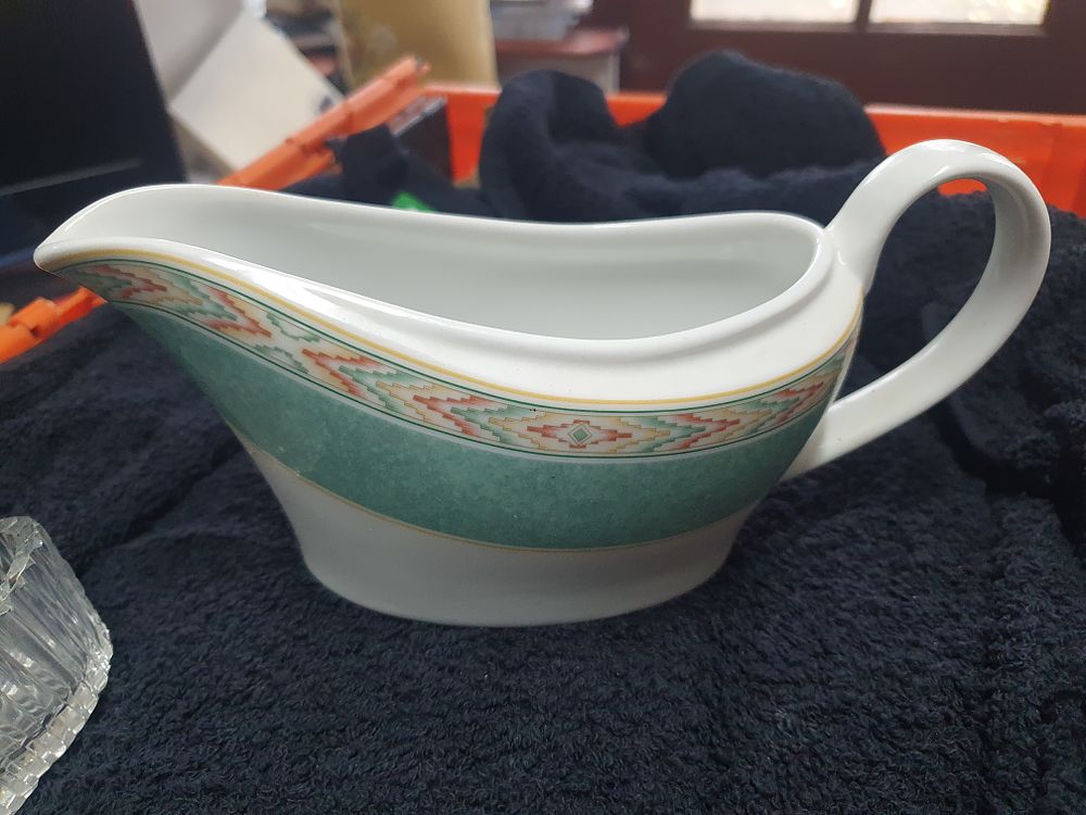 Lot 166q: Wedgewood gravy boat