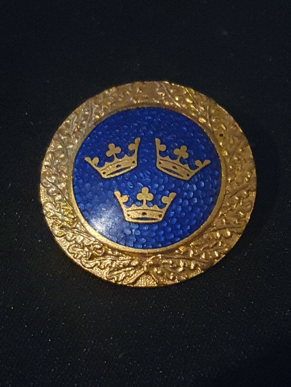 Lot 348: RARE VINTAGE GOLDTONE SWEDISH THREE CROWN Leaf Circular PIN/BROOCH