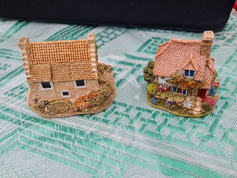 Lot 60: 2 lilliput cottages