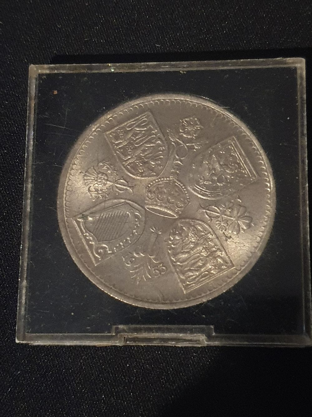 Lot 143: Vintage 5 shillings cased coin
