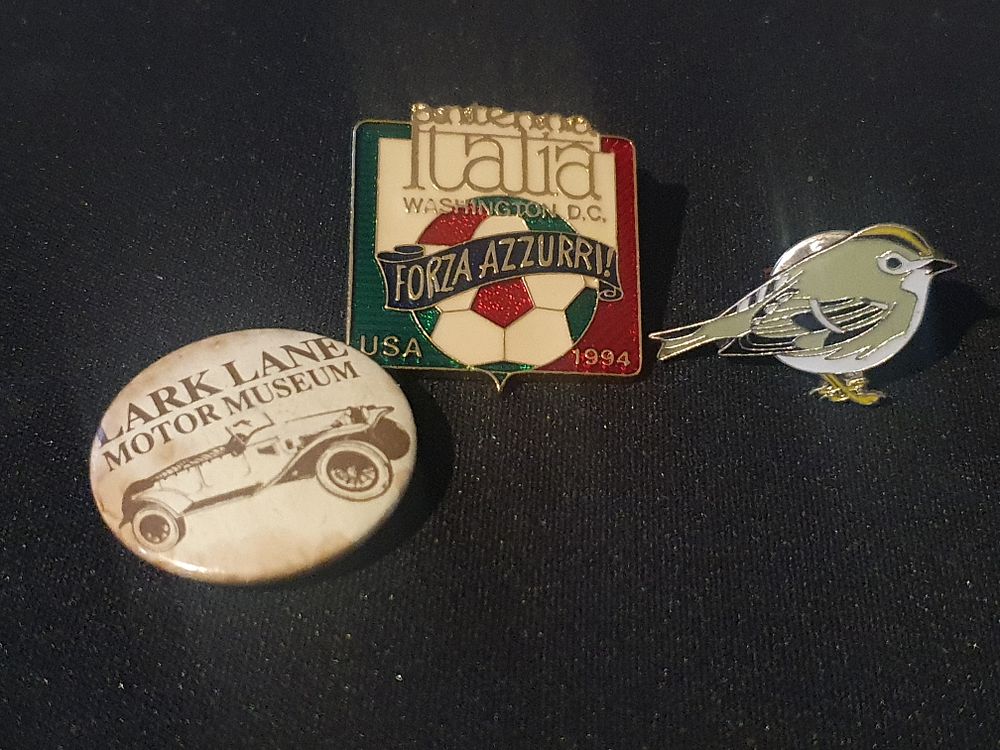 Lot 181: Lot of badges etc