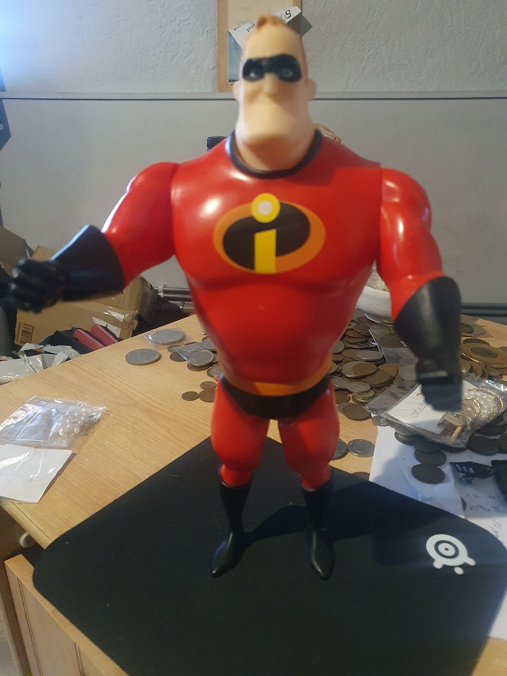 Lot 186: Large Mr incredible figure