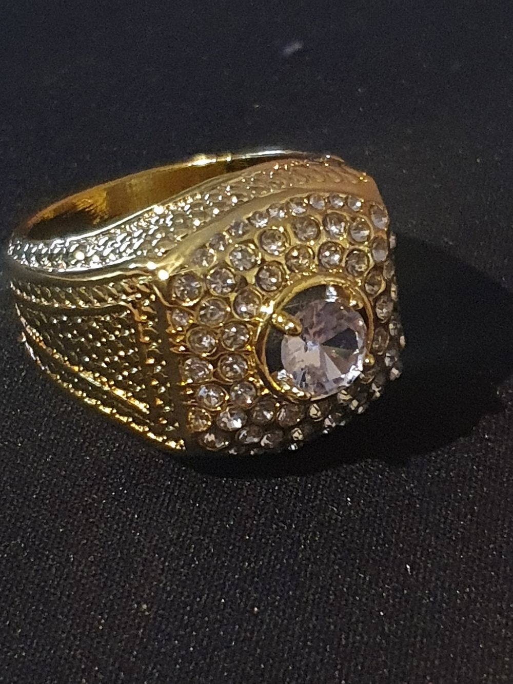 Lot 204: Large gents ring