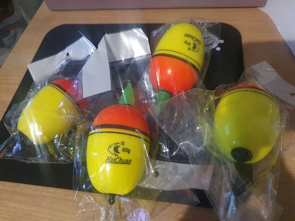 Lot 200d: New fishing light up floats