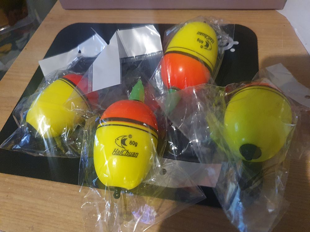 Lot 100t: New fishing light up floats