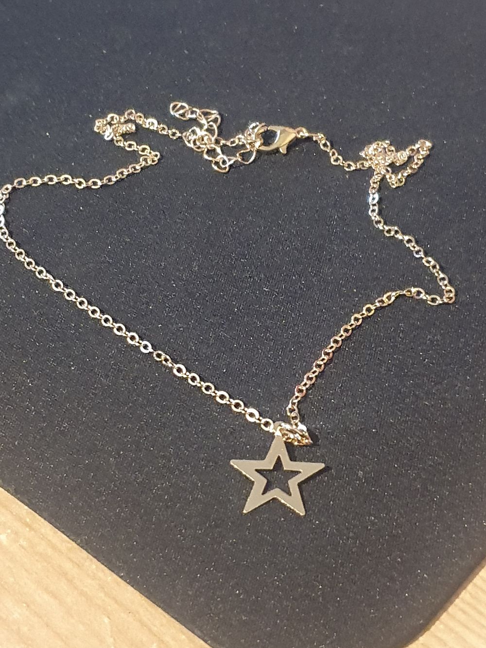 Lot 212: Gold tone necklace
