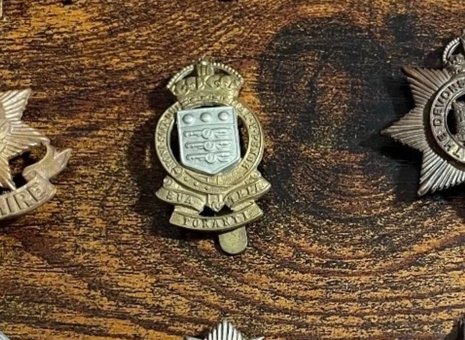 Lot 95: Military cap badge