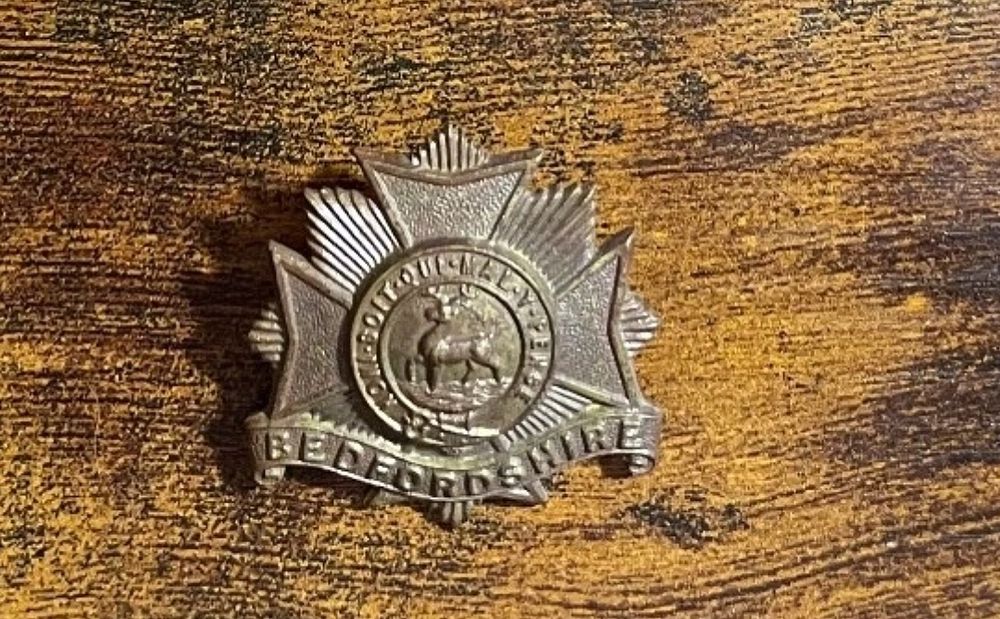 Lot 96: Military cap badge
