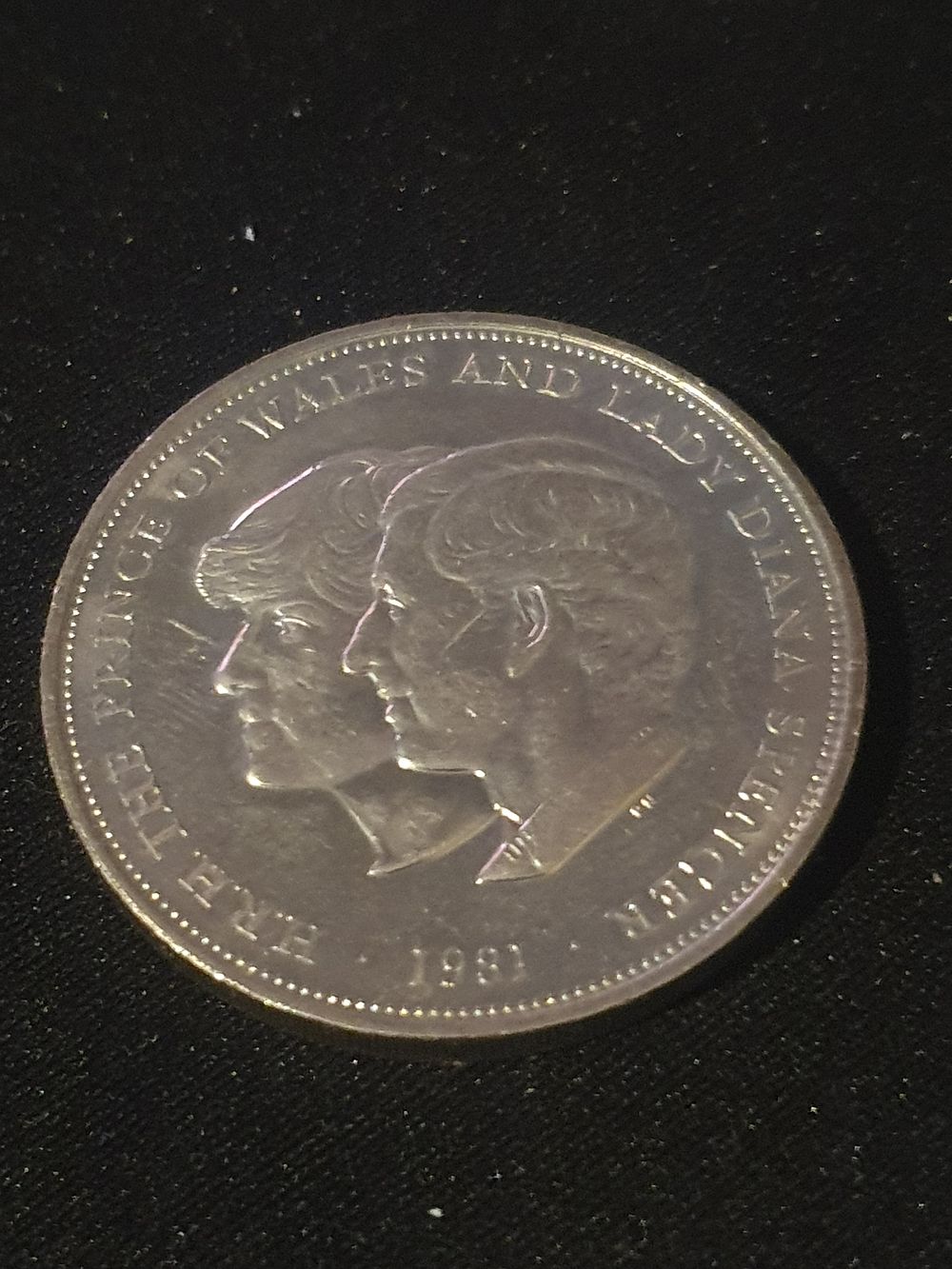 Lot 198: The Prince of Wales and lady Diana coin