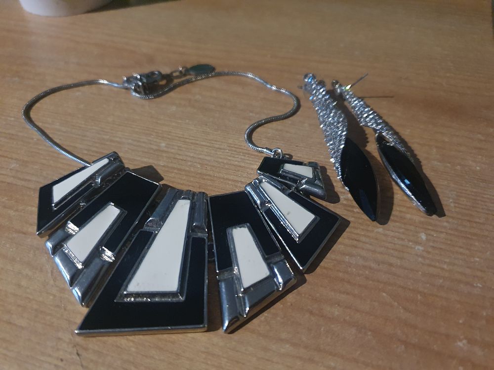 Lot 292: Vintage chain and earings set