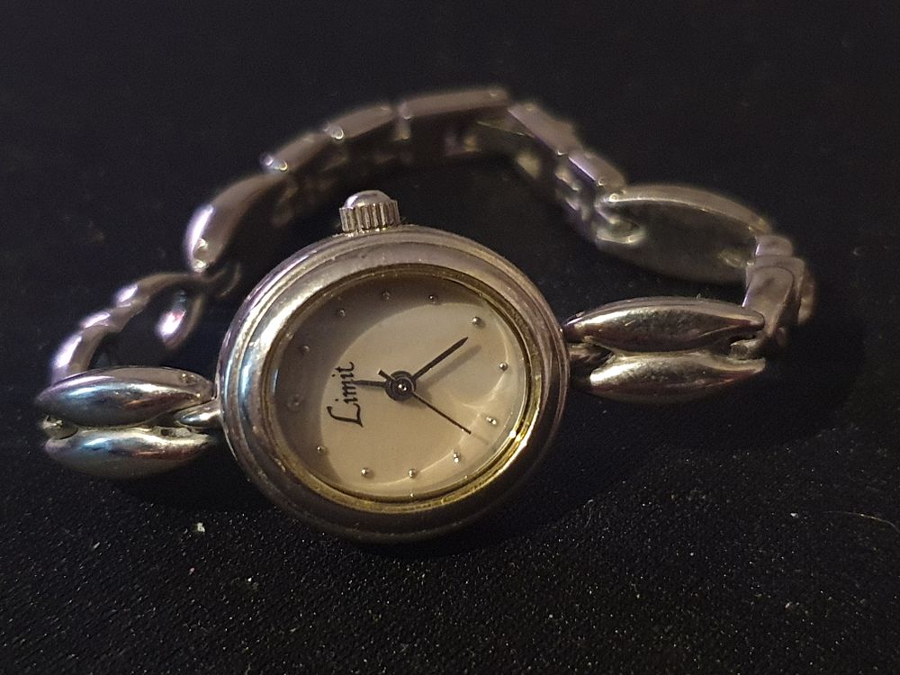 Lot 107: Ladies lmit watch